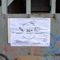 Hinweisschild 2G plus vor einem Berliner Club @ Töpfer, Hygieia Berlin